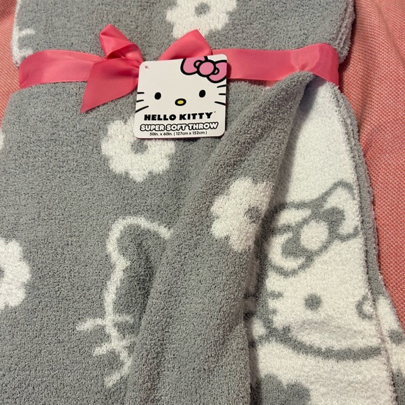 Hello Kitty Reversible Blanket - Picture 2 of 3
